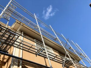 高く組み上げられた足場