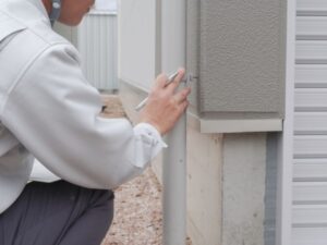 雨樋の劣化状況を診る職人