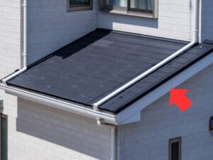 住宅の破風を指す矢印