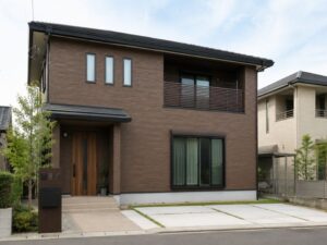 植栽が映えるブラウン外壁の住宅