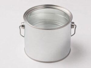 透明なクリヤー塗料が入ったペンキ缶