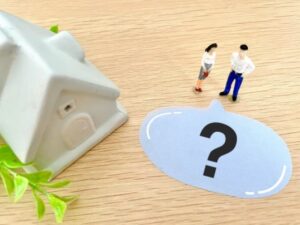 住宅と人のミニチュア・疑問のイメージ