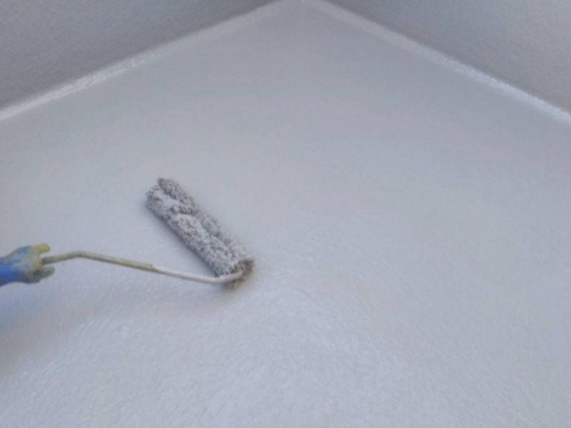 ベランダや屋上を守る「ウレタン防水」は何年持つ？寿命を延ばすお手入れのコツ