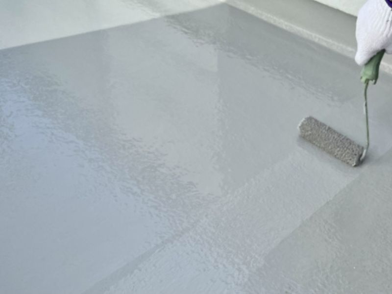 【ベランダ防水】トップコートはいつ塗るべき？塗り替えのサインと大切な役割