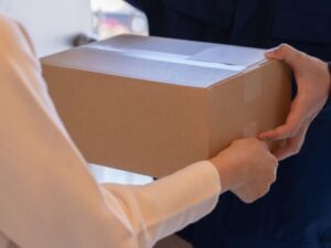 宅配便を受け取る女性の手