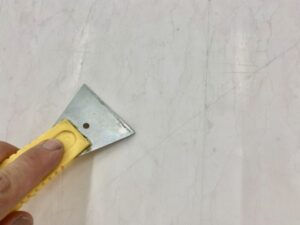 外壁をケレンで整えてる様子