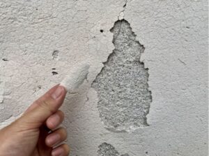 欠けや剥がれがある場合は補修してから塗装