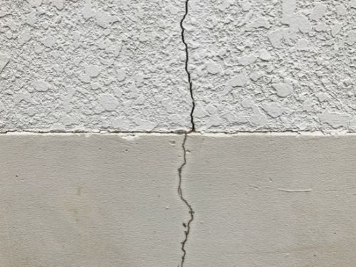 守谷市｜外壁のひび割れが気になったら…シーリングの割れとの違いをわかりやすく解説