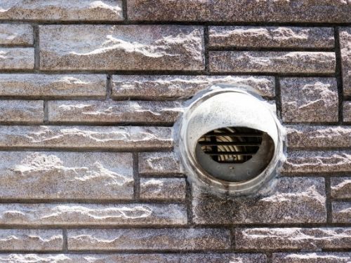 守谷市｜外壁に換気口まわりに黒ずみ？原因と外壁塗装前の確認ポイント